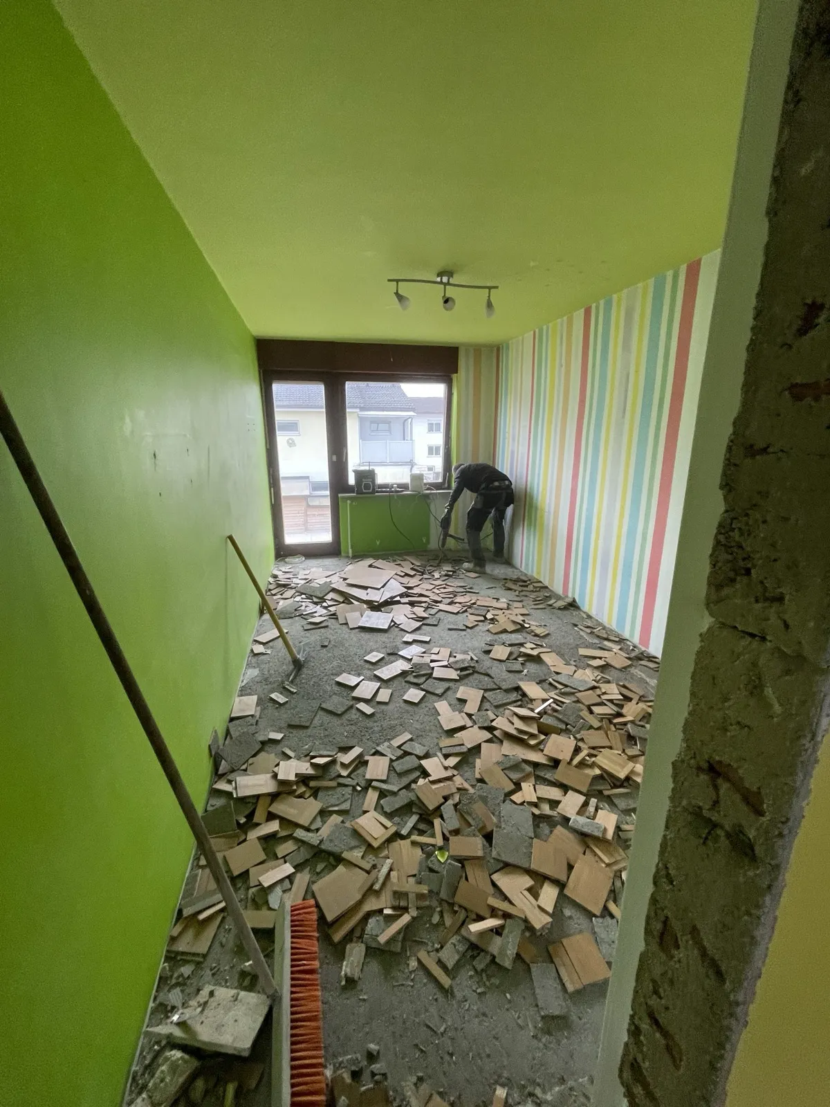 Dnevna soba in balkon – prenova – Dvonadstropno stanovanje v hiši Ljubljana