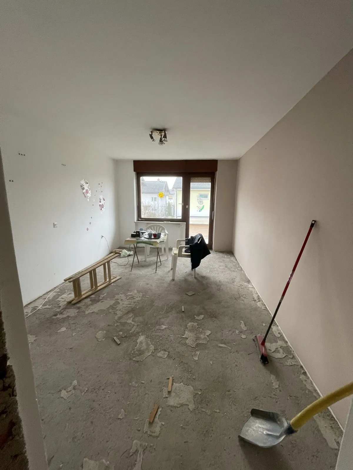 Dnevna soba in balkon – prenova – Dvonadstropno stanovanje v hiši Ljubljana