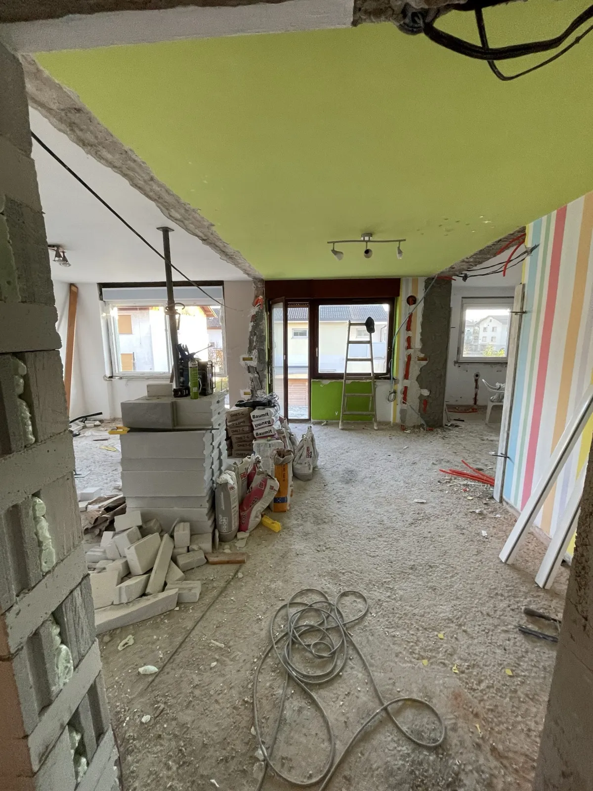 Dnevna soba in balkon – prenova – Dvonadstropno stanovanje v hiši Ljubljana