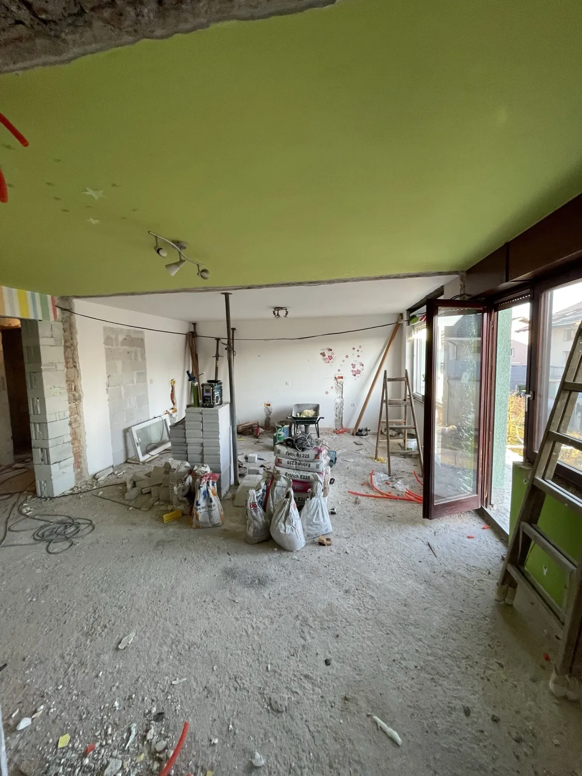 Dnevna soba in balkon – prenova – Dvonadstropno stanovanje v hiši Ljubljana