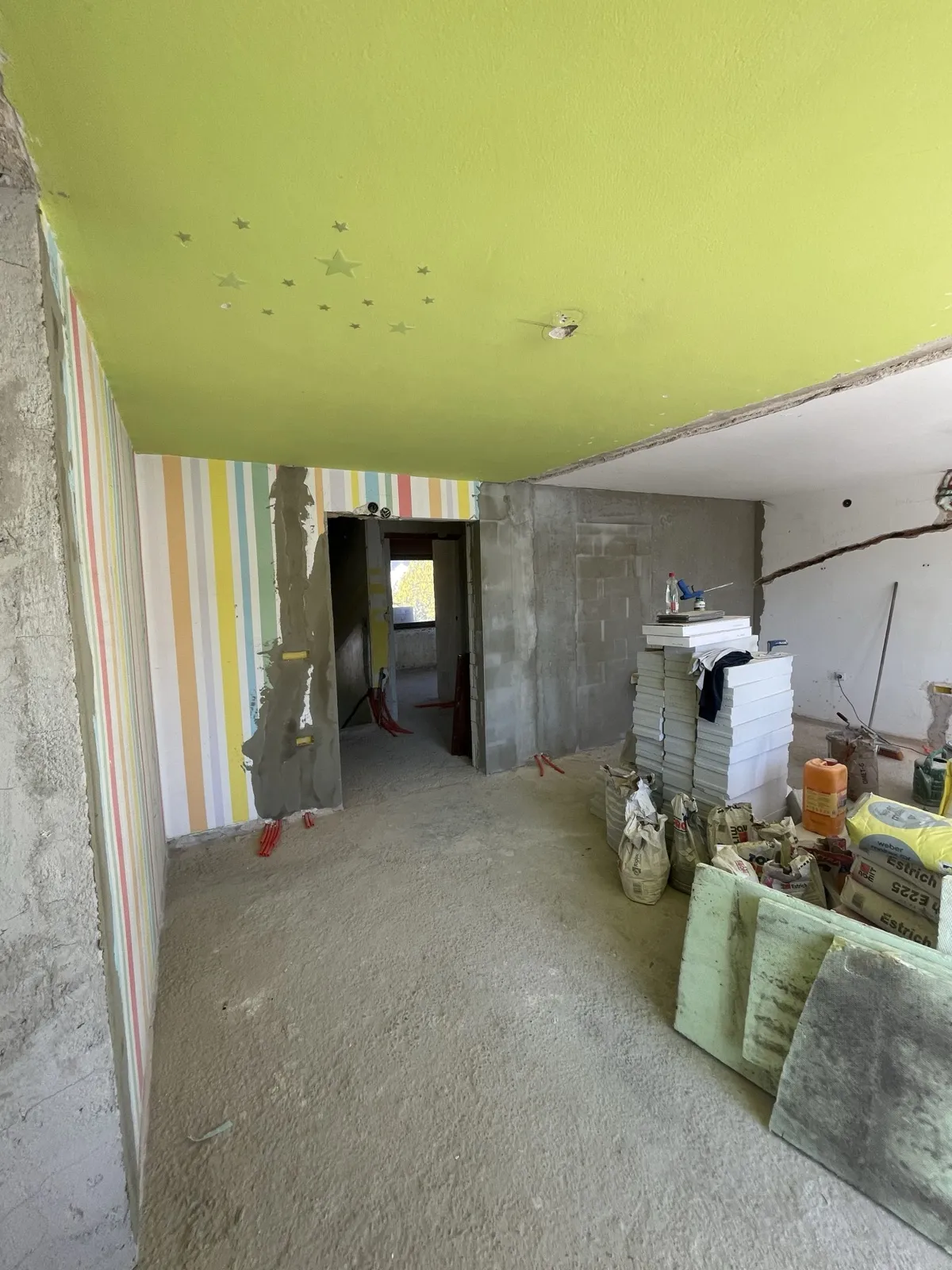 Dnevna soba in balkon – prenova – Dvonadstropno stanovanje v hiši Ljubljana