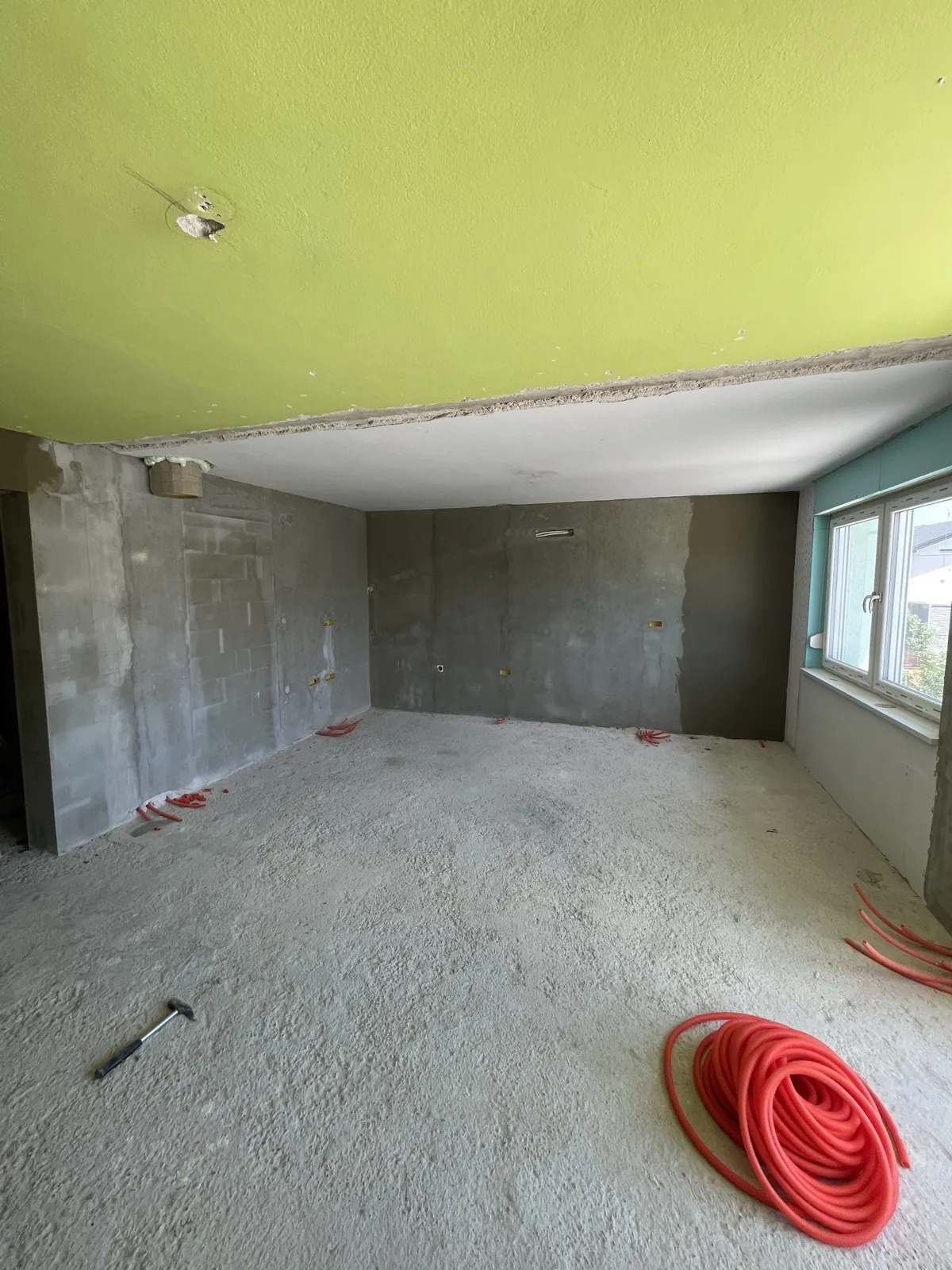 Dnevna soba in balkon – prenova – Dvonadstropno stanovanje v hiši Ljubljana
