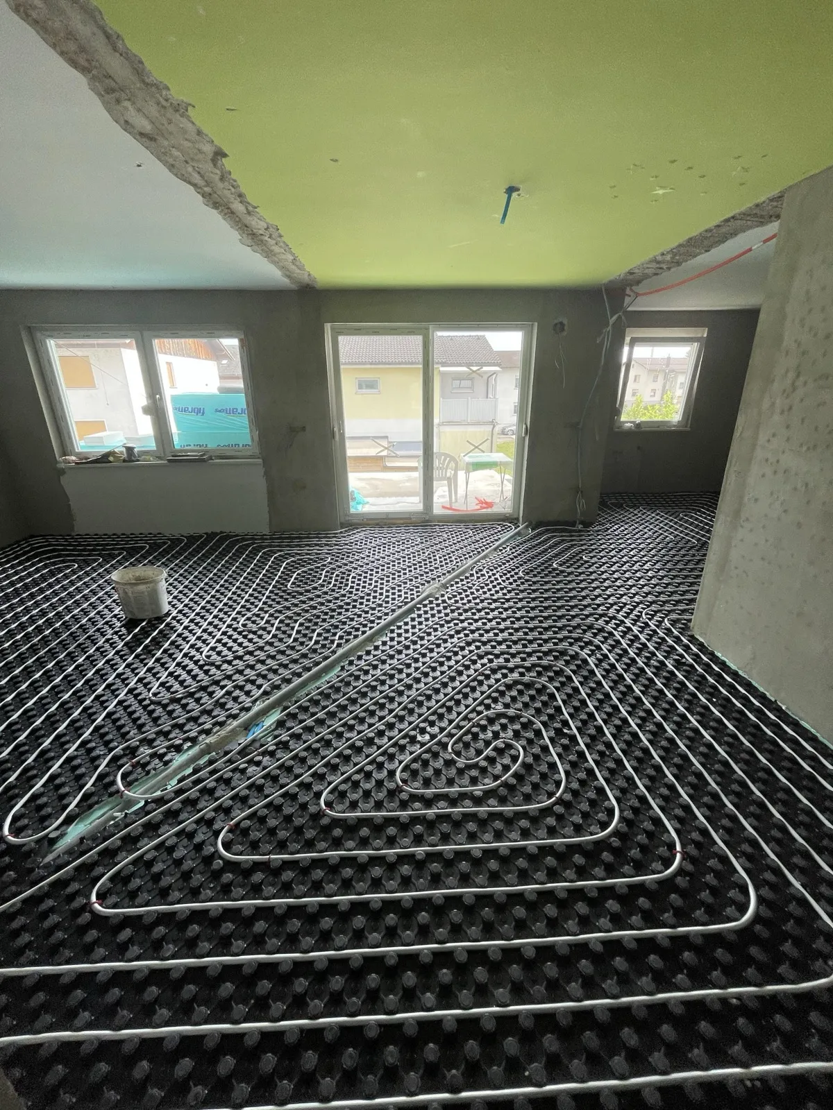 Dnevna soba in balkon – prenova – Dvonadstropno stanovanje v hiši Ljubljana