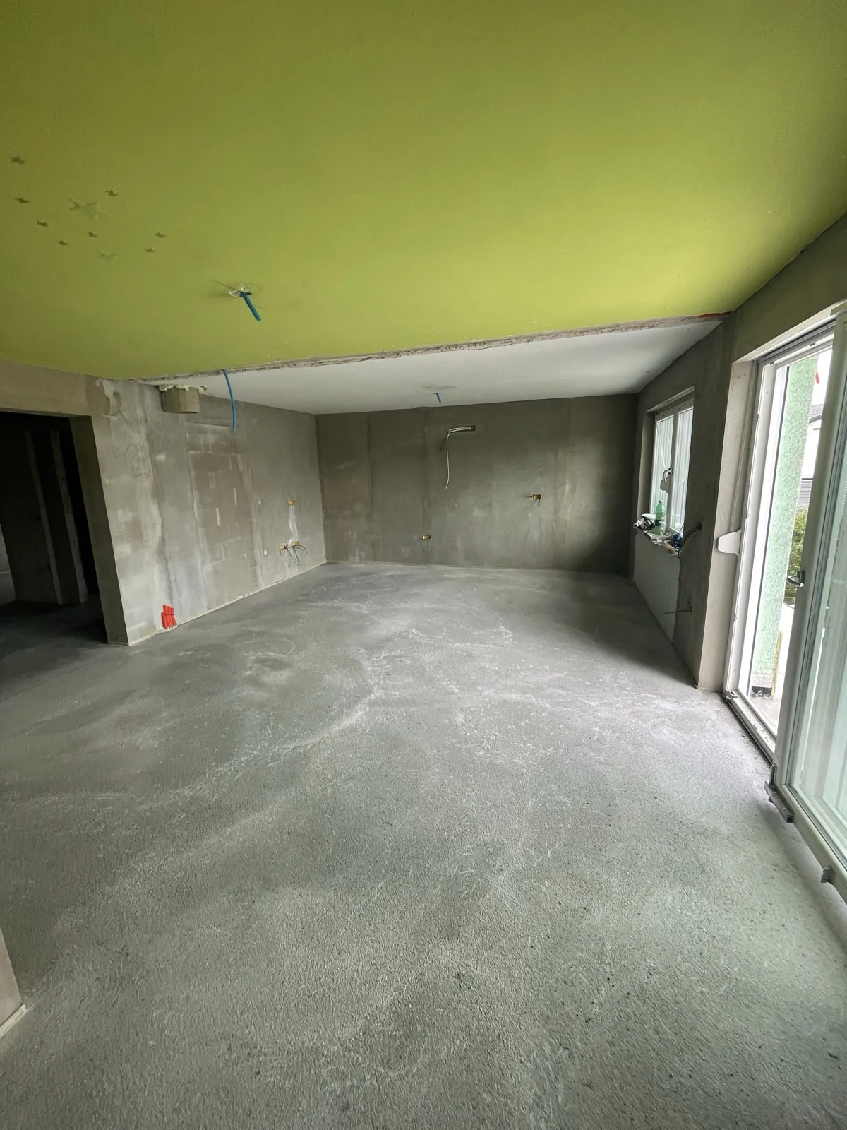 Dnevna soba in balkon – prenova – Dvonadstropno stanovanje v hiši Ljubljana