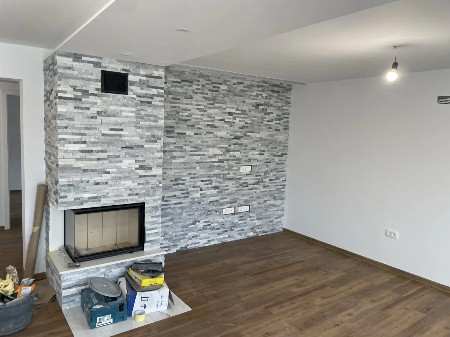 Dnevna soba in balkon – prenova – Dvonadstropno stanovanje v hiši Ljubljana
