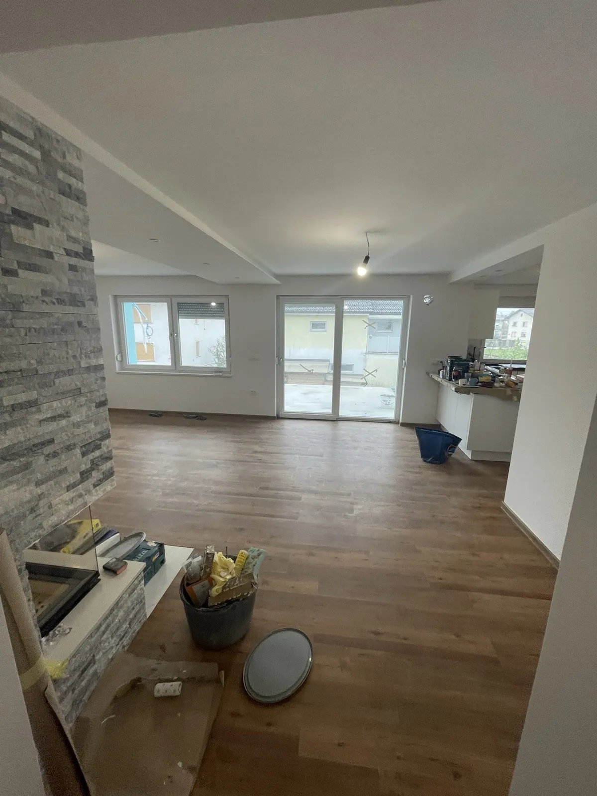 Dnevna soba in balkon – prenova – Dvonadstropno stanovanje v hiši Ljubljana