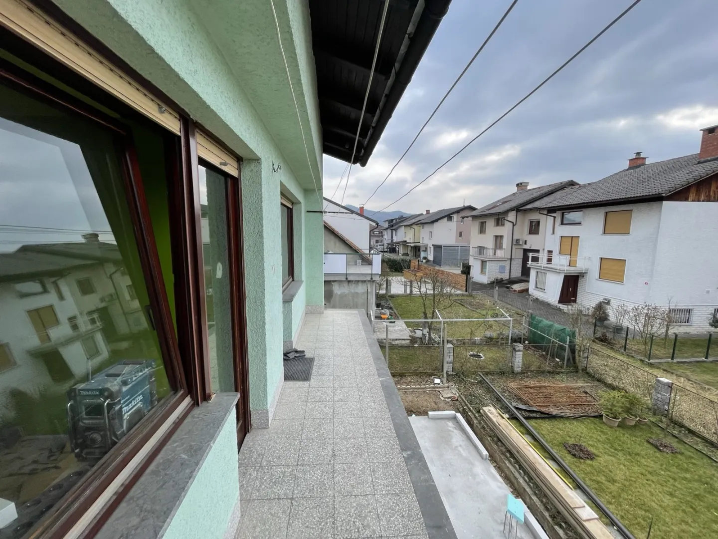 Dnevna soba in balkon – prenova – Dvonadstropno stanovanje v hiši Ljubljana