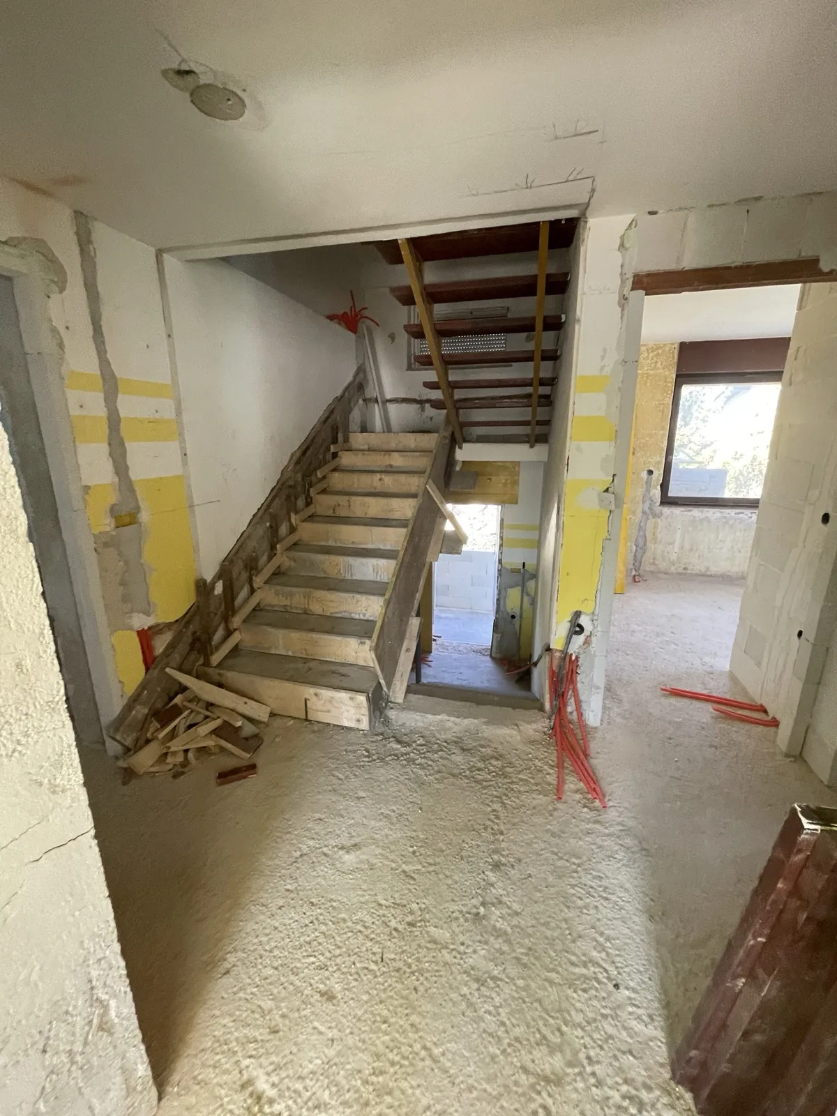 Hodnik in stopnišče – prenova – Dvonadstropno stanovanje v hiši Ljubljana