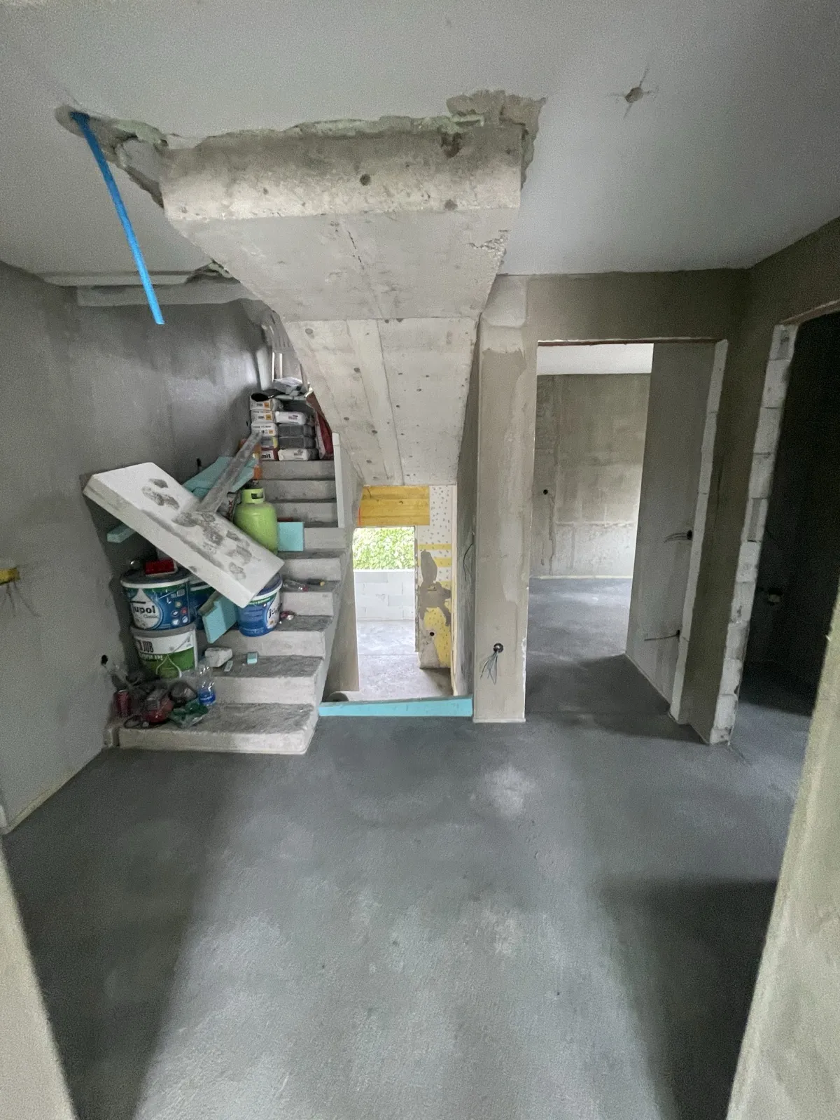 Hodnik in stopnišče – prenova – Dvonadstropno stanovanje v hiši Ljubljana