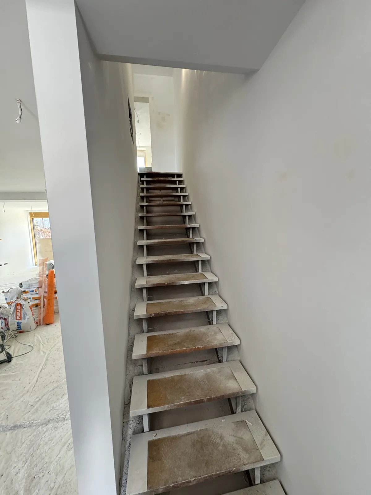 Hodnik in stopnišče – prenova – Vrstna hiša Ljubljana Brod
