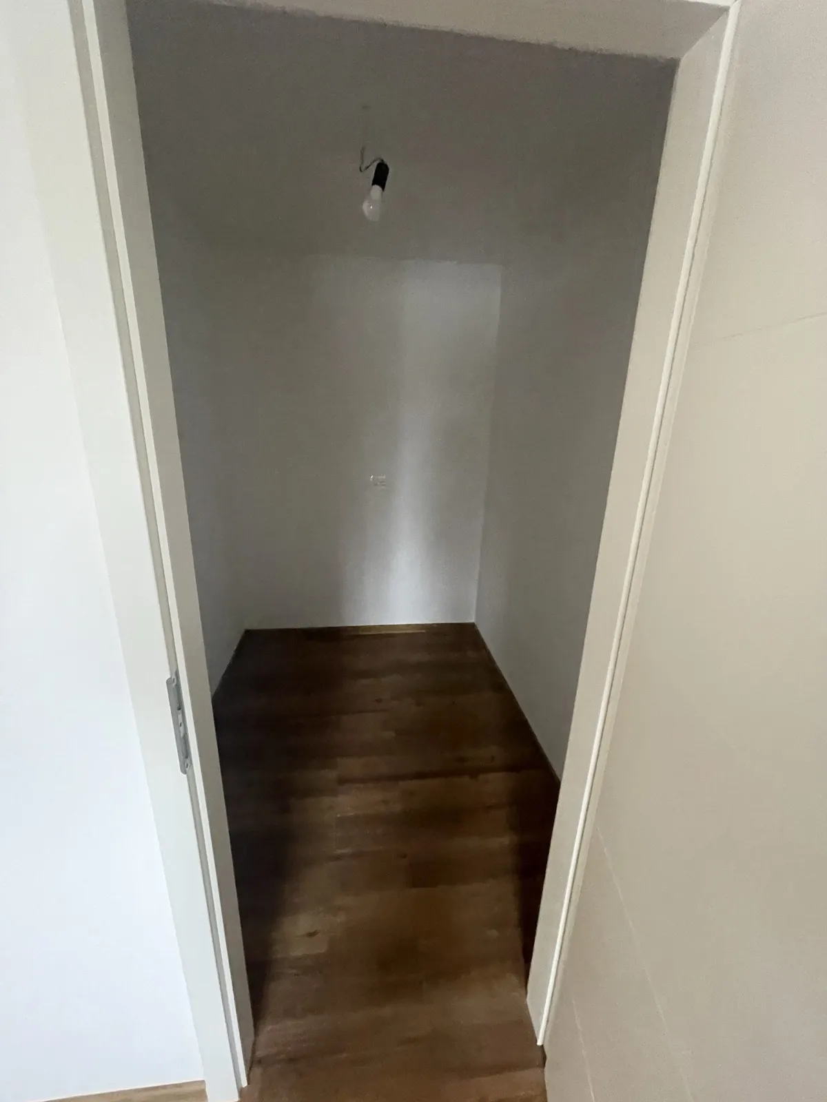 Spalnica z garderobnim prostorom – prenova – Dvonadstropno stanovanje v hiši Ljubljana