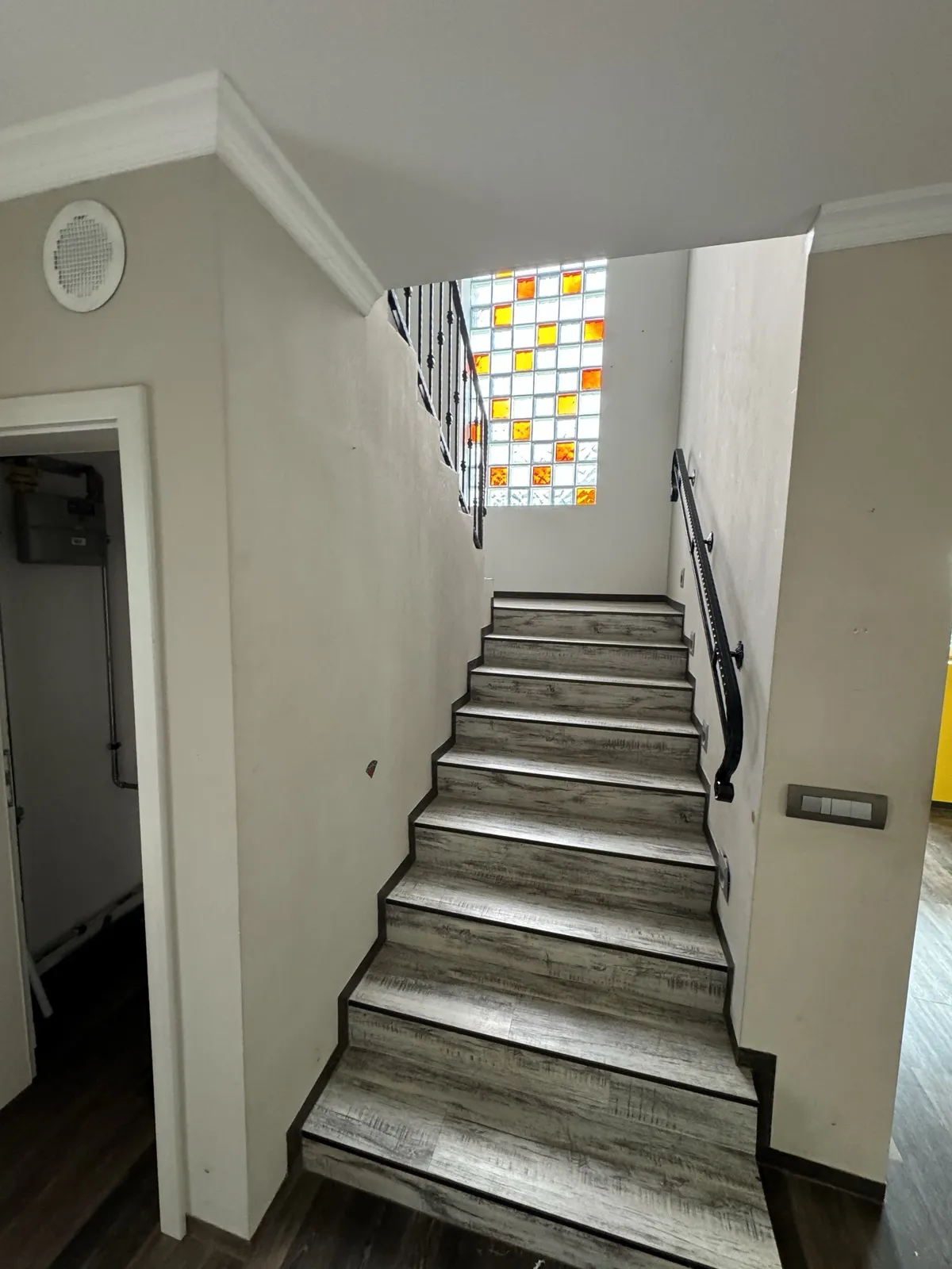 Stopnišče in hodnik – prenova – Hiša Ljubljana Vič – notranja prenova