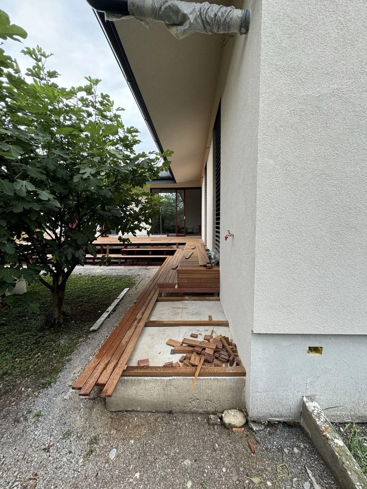 Terasa in vrt – potek prenove – Vrstna hiša Ljubljana Rudnik