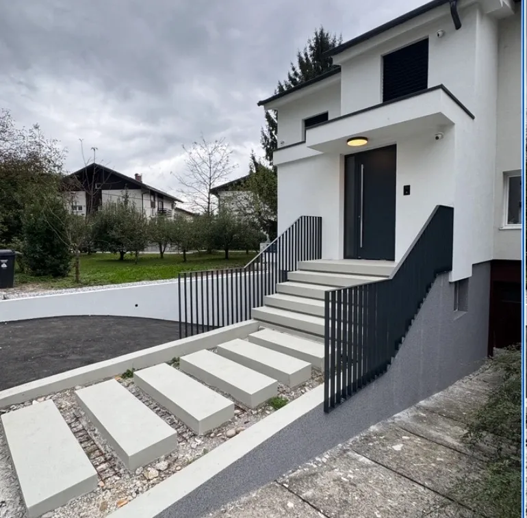 Vrstna hiša Ljubljana Brod – nov vhod s stopnicami in ograjo po prenovi