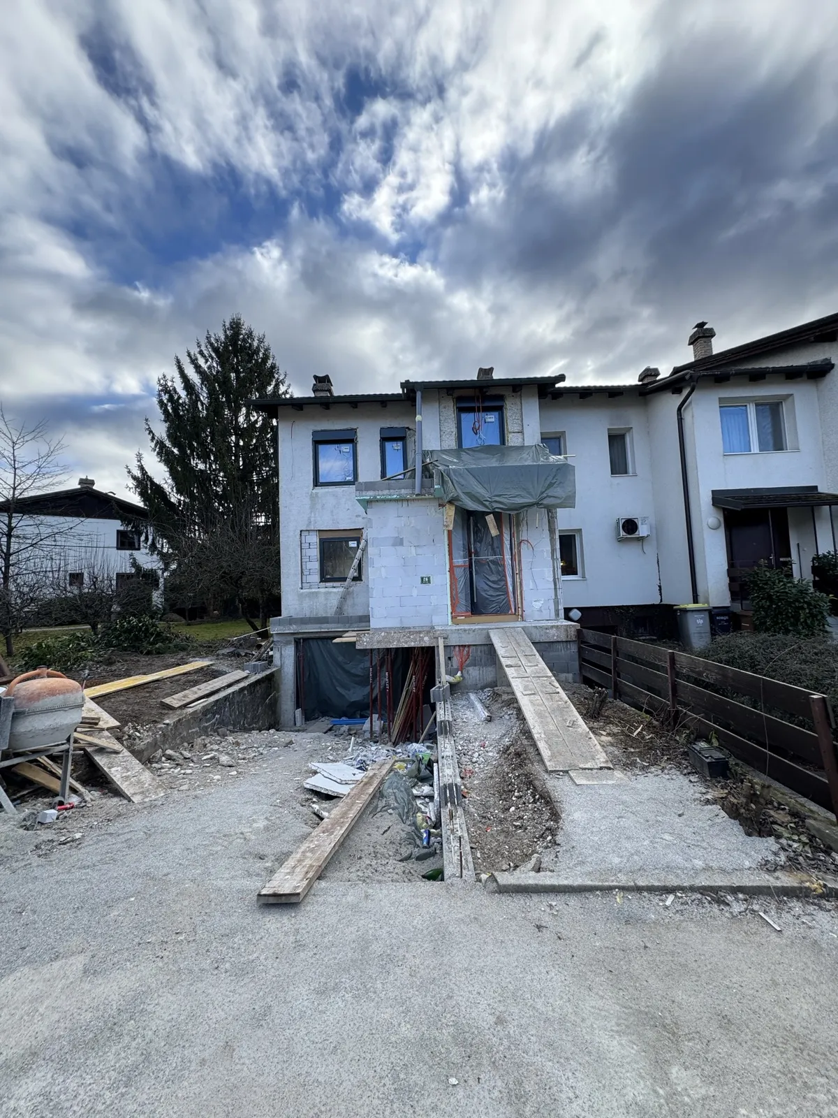 Zunanjost – spredaj – prenova – Vrstna hiša Ljubljana Brod